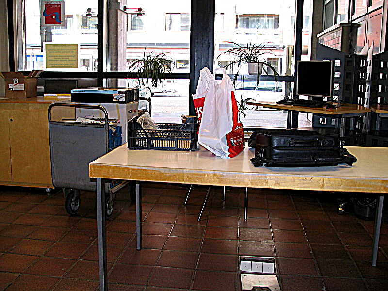 Pöydät ja tavarat roudattusisään